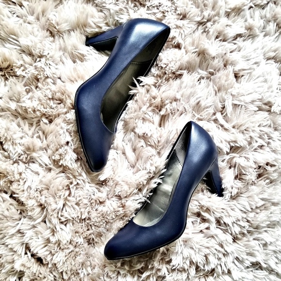 bandolino navy pumps